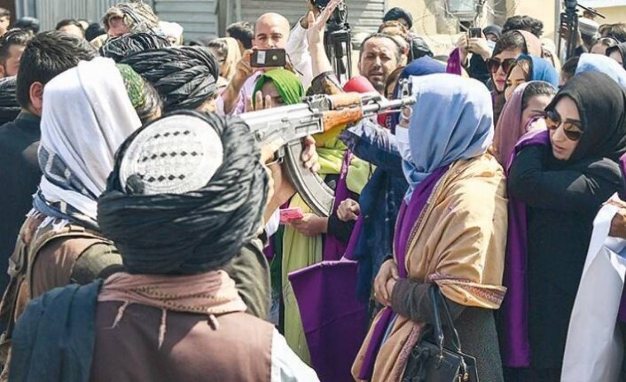 Çok sert müdahale: Taliban,  sokağa inen kadınlara bakın ne yaptı,  ne attı?