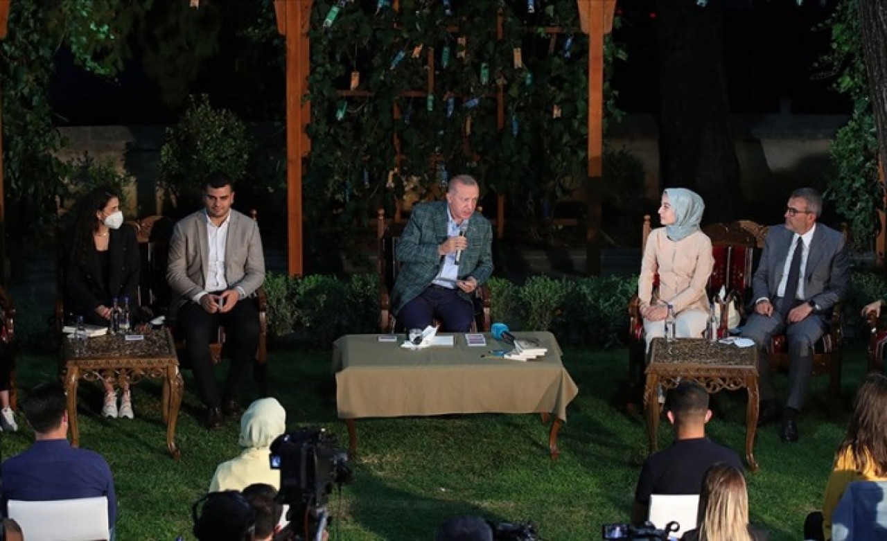Cumhurbaşkanı Erdoğan gençlerle buluştu: Eşimle şiir gibi bir yaşamımız var!