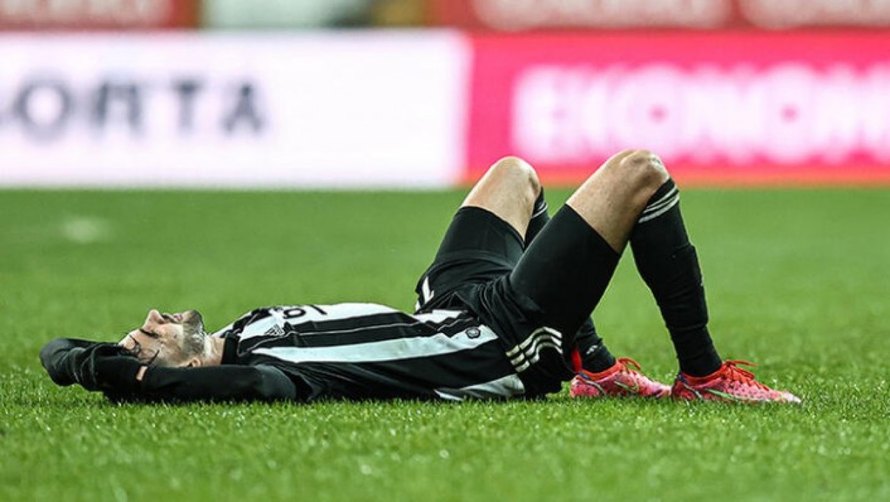 Ghezzal'dan Beşiktaş'a kötü haber