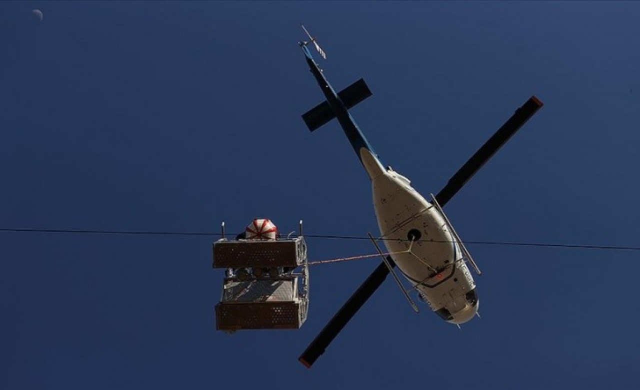 Helikopterle 170 bin voltluk elektrik hattı üzerinde havada asılı mesai