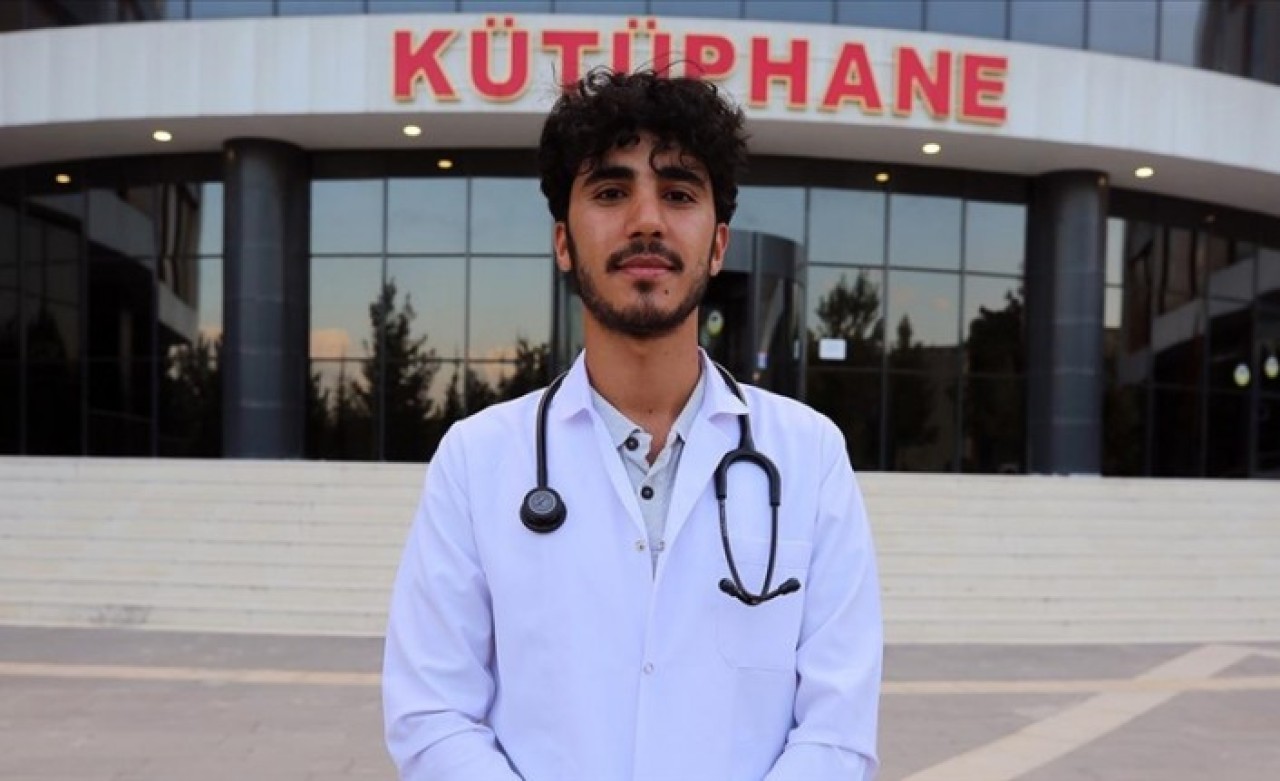 İnşaatında çalıştığı kütüphaneye doktor adayı olarak geliyor