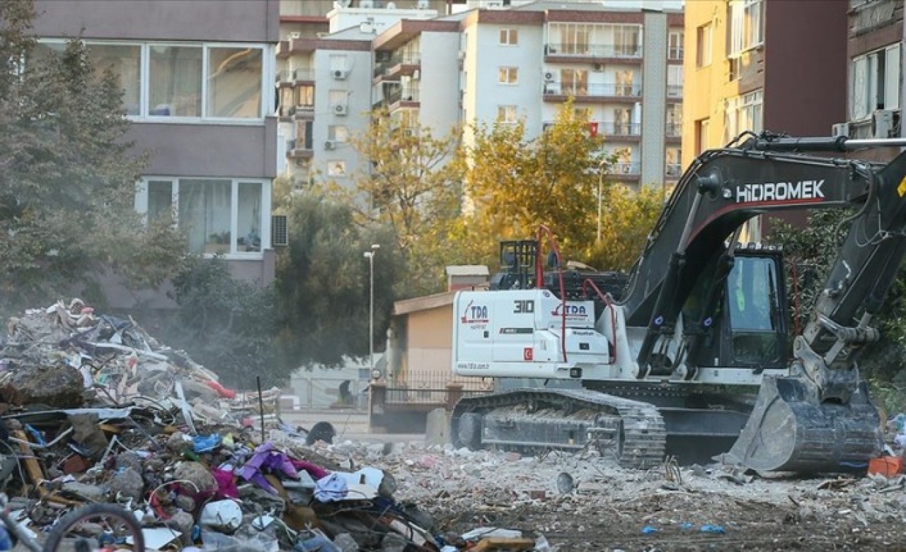 İzmir depreminde yıkılan Rıza Bey Apartmanı sanıkları hakim karşısında