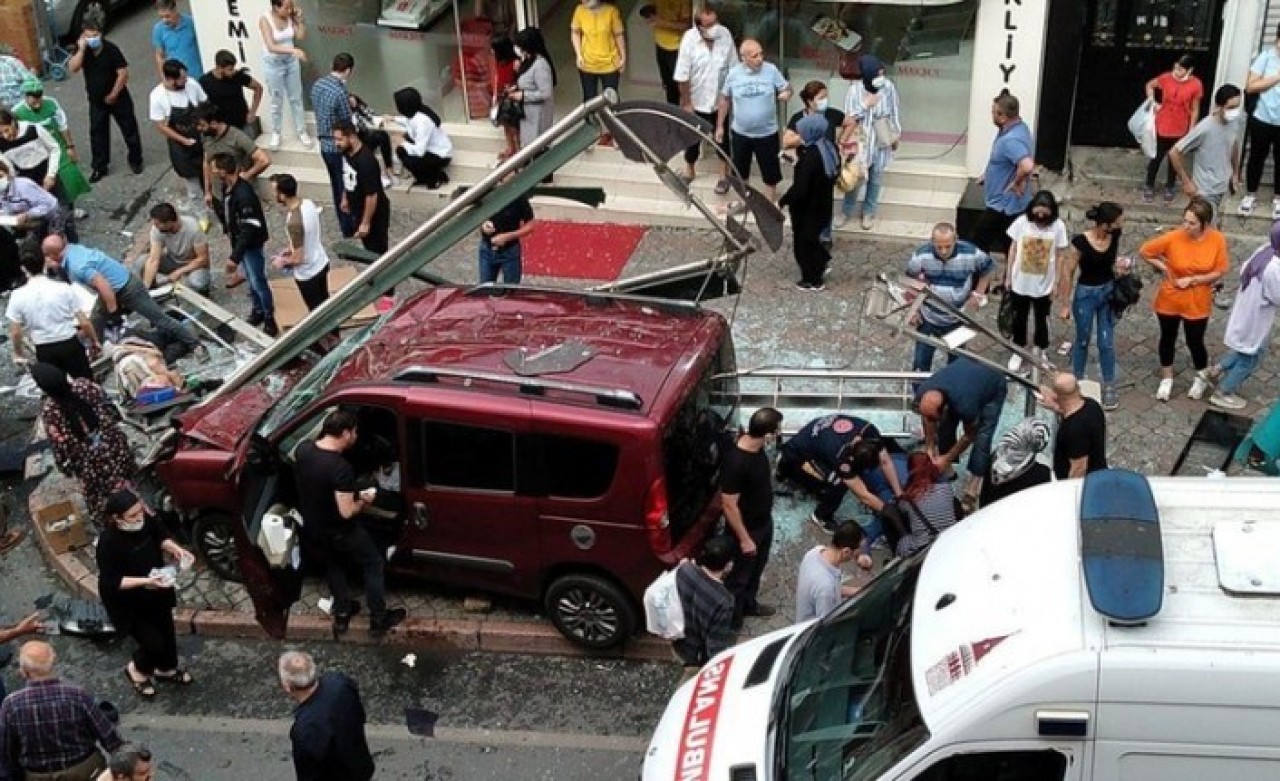 Kasımpaşa'da araç durağa daldı: 1 ölü,  7 yaralı