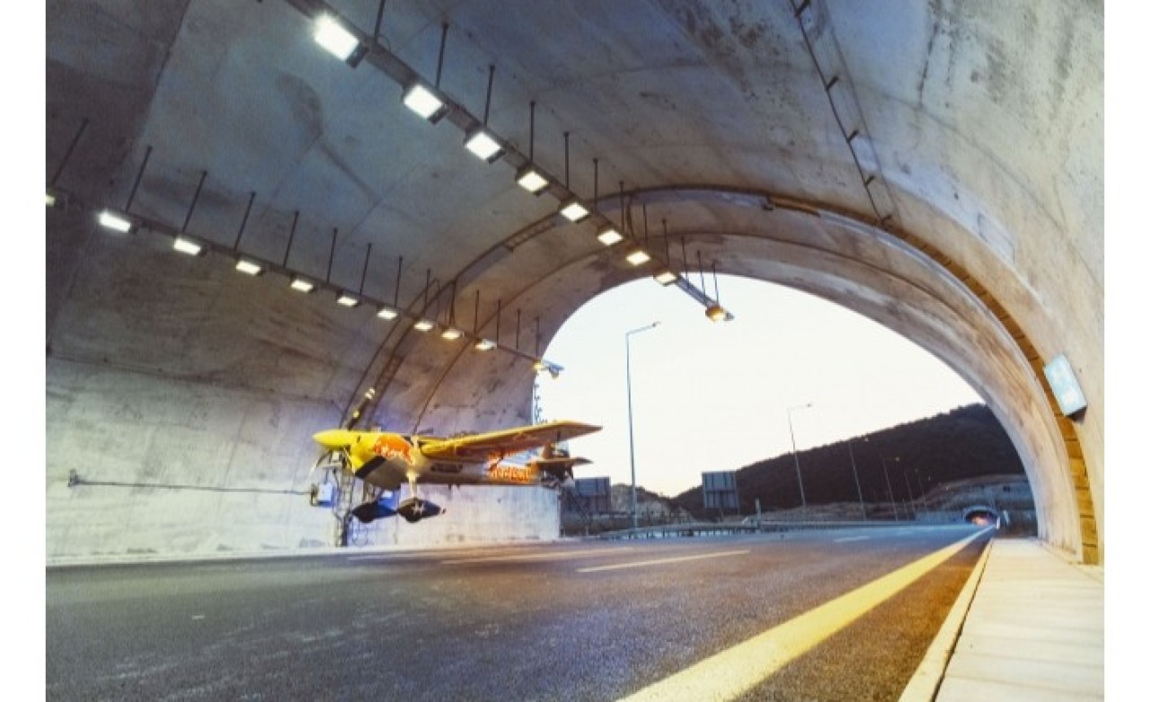 Kuzey Marmara Otoyolu tünelleri içinden uçakla geçti rekor kırdı