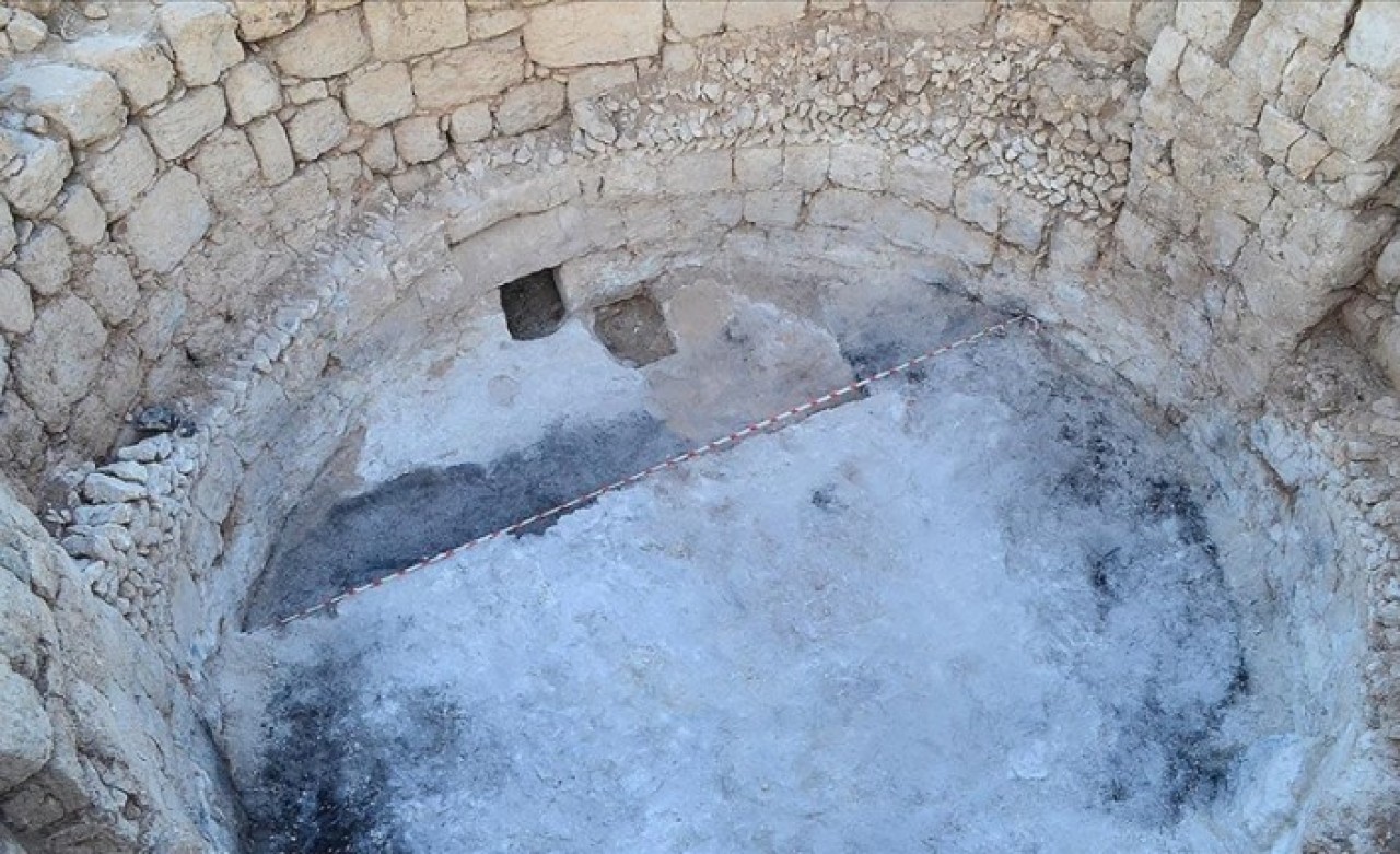 Mersin'deki kazılarda gök bilimci ve şair Aratos'un anıt mezarının olduğu değerlendirilen yapının zeminine ulaşıldı