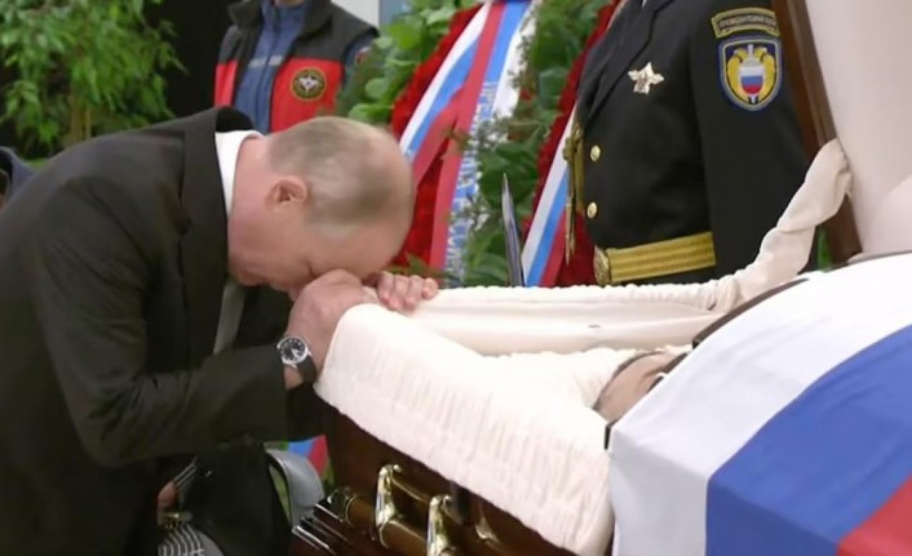 Putin'i yıkan ölüm: Tabutun üzerine kapanıp hüngür hüngür ağladı
