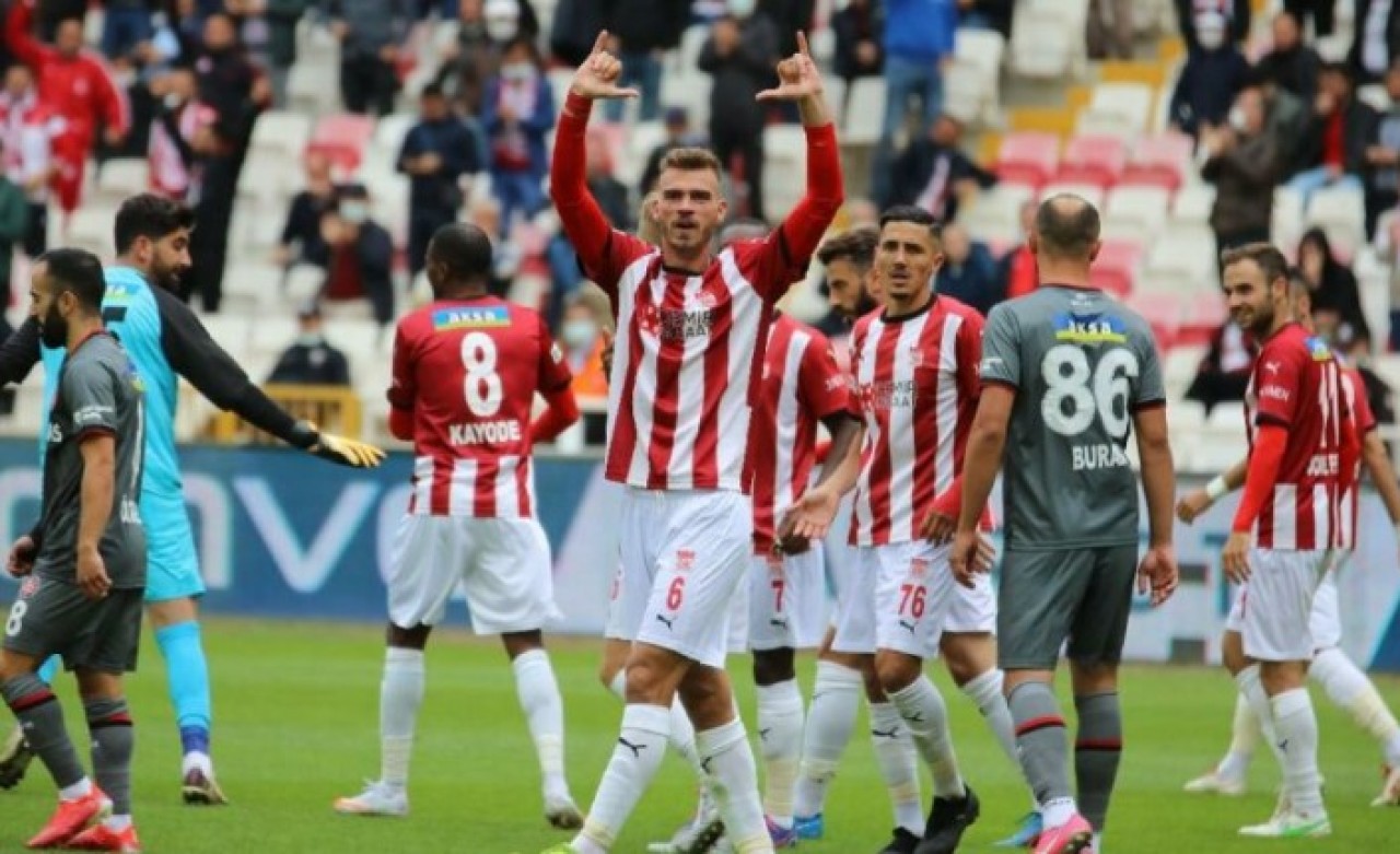 Sivasspor,  Karagümrük'ü dağıttı!