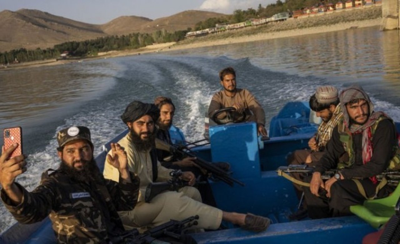 Taliban'dan yeni yasaklar: Selfie çekmek,  eğlenmek,  şık kıyafet,  ayakkabı!