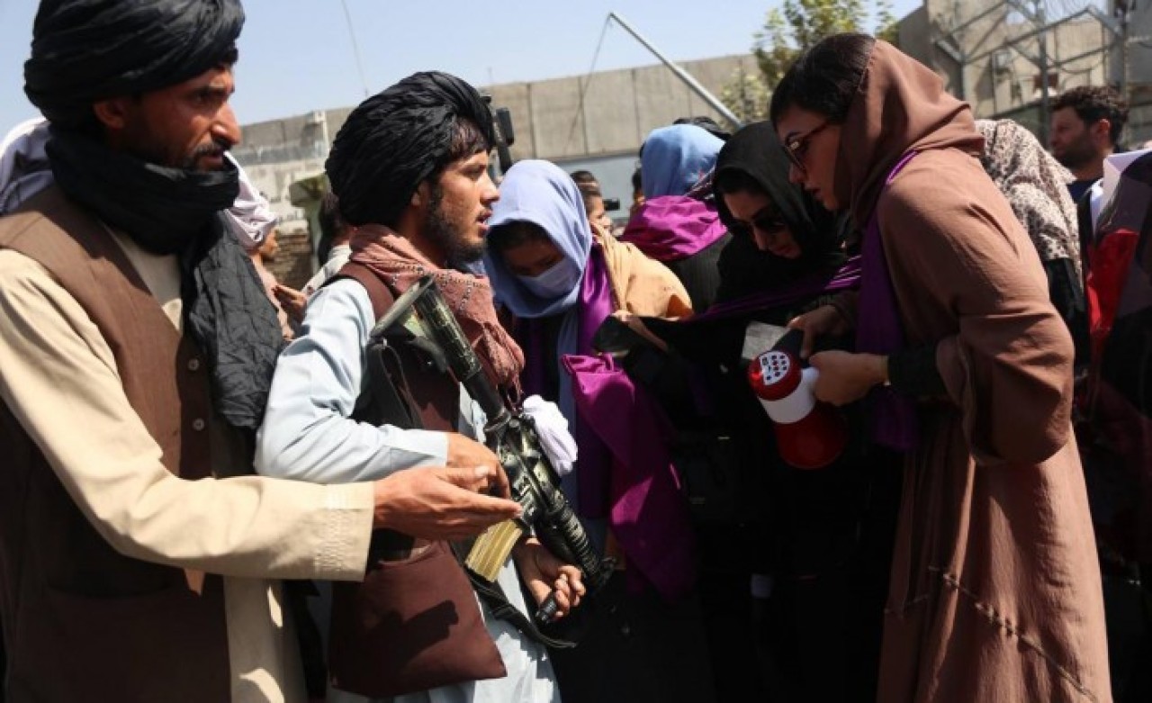 Taliban öyle sert davrandı ki dünyayı şoke etti: Protestocu kadınları dağıtmak için bakın ne yaptılar?