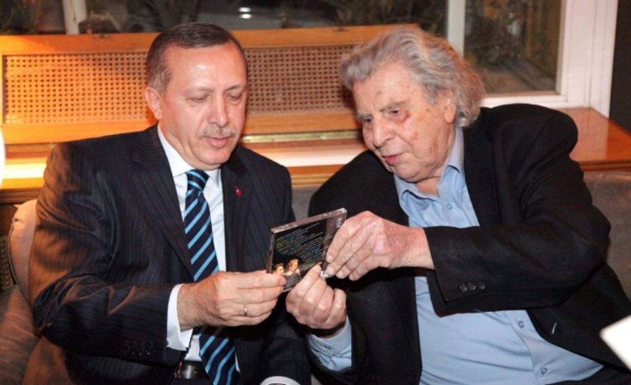Türkiye dostu dünyaca ünlü müzisyen Mikis Theodorakis öldü: Mikis Theodorakis kimdir? İşte roman gibi olan hayatı