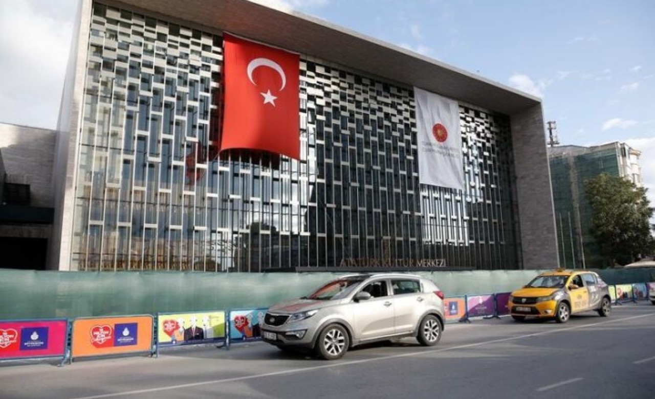 Yenilenen Taksim Atatürk Kültür Merkezi'nin adı değişti mi? Tabelası koyuldu