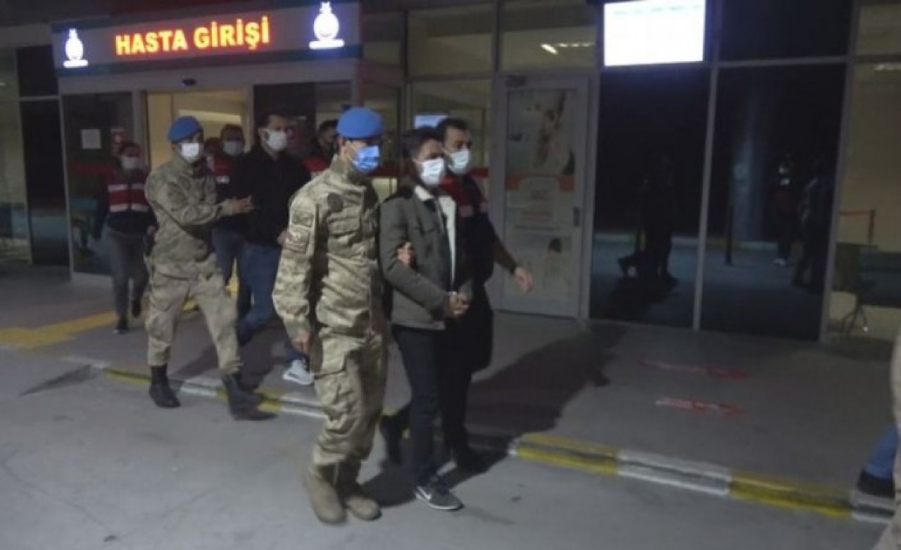 1 albay,  1 binbaşı,  1 yüzbaşı,  3 üsteğmen,  1 teğmen,  30 astsubay da var: Dev operasyonda 158 gözaltı