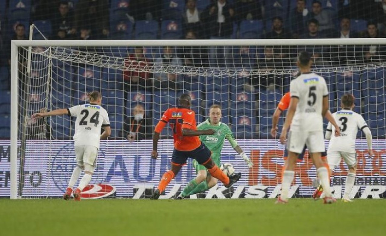 1 Mert,  2 Welinton hatası Beşiktaş'ı yaktı: Başakşehir fırsatı kaçırmadı!