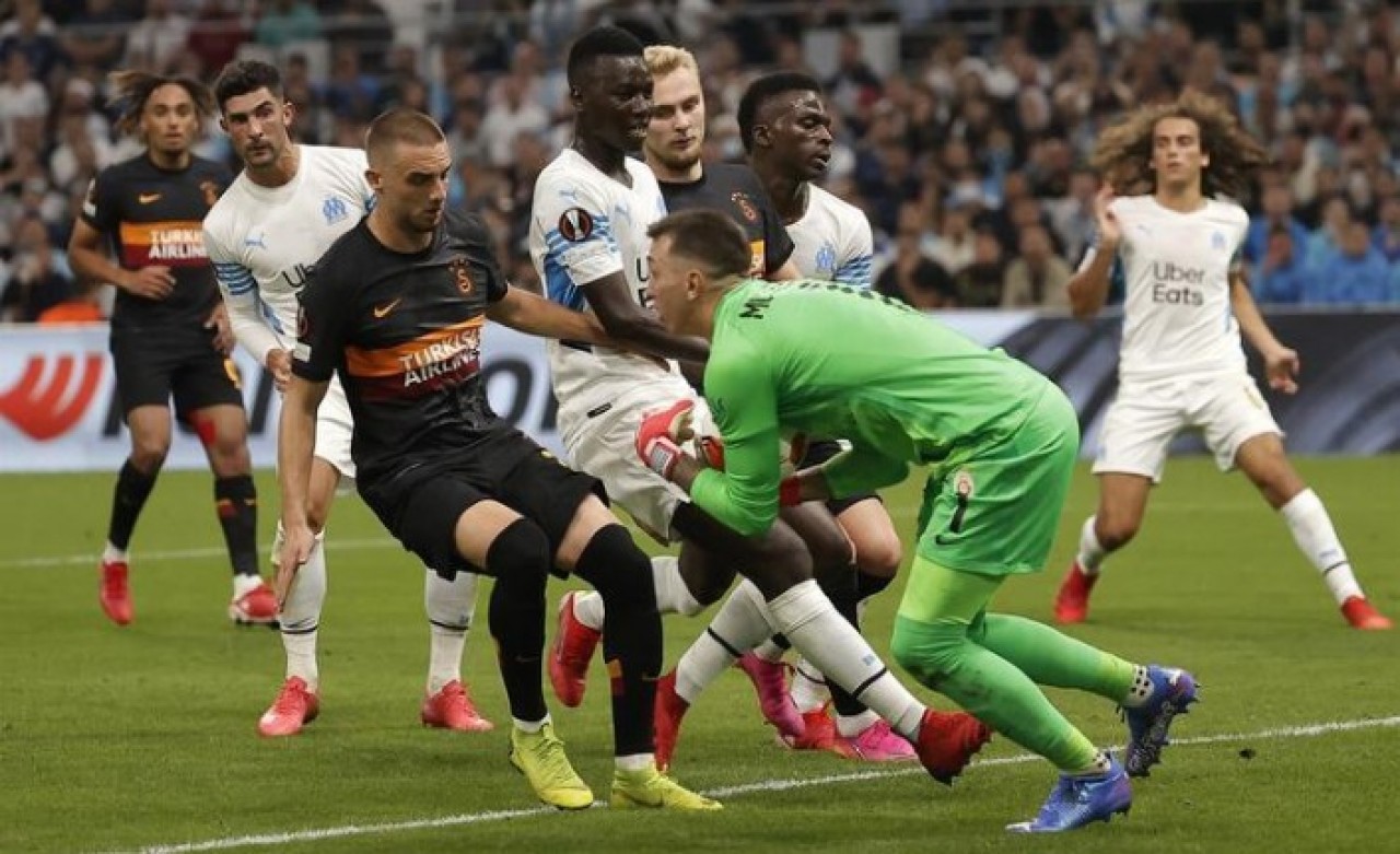 2 direk,  1 penaltı VAR'a takıldı,  olaylar çıktı: Galatasaray,  Marsilya'dan lider döndü!
