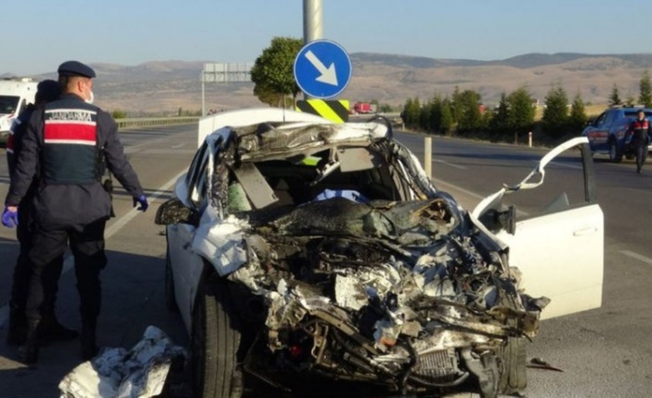 Afyonkarahisar'da feci kaza: Habip Karagöz,  Hicret Nevhide Çöl ve Naci Güzel öldü