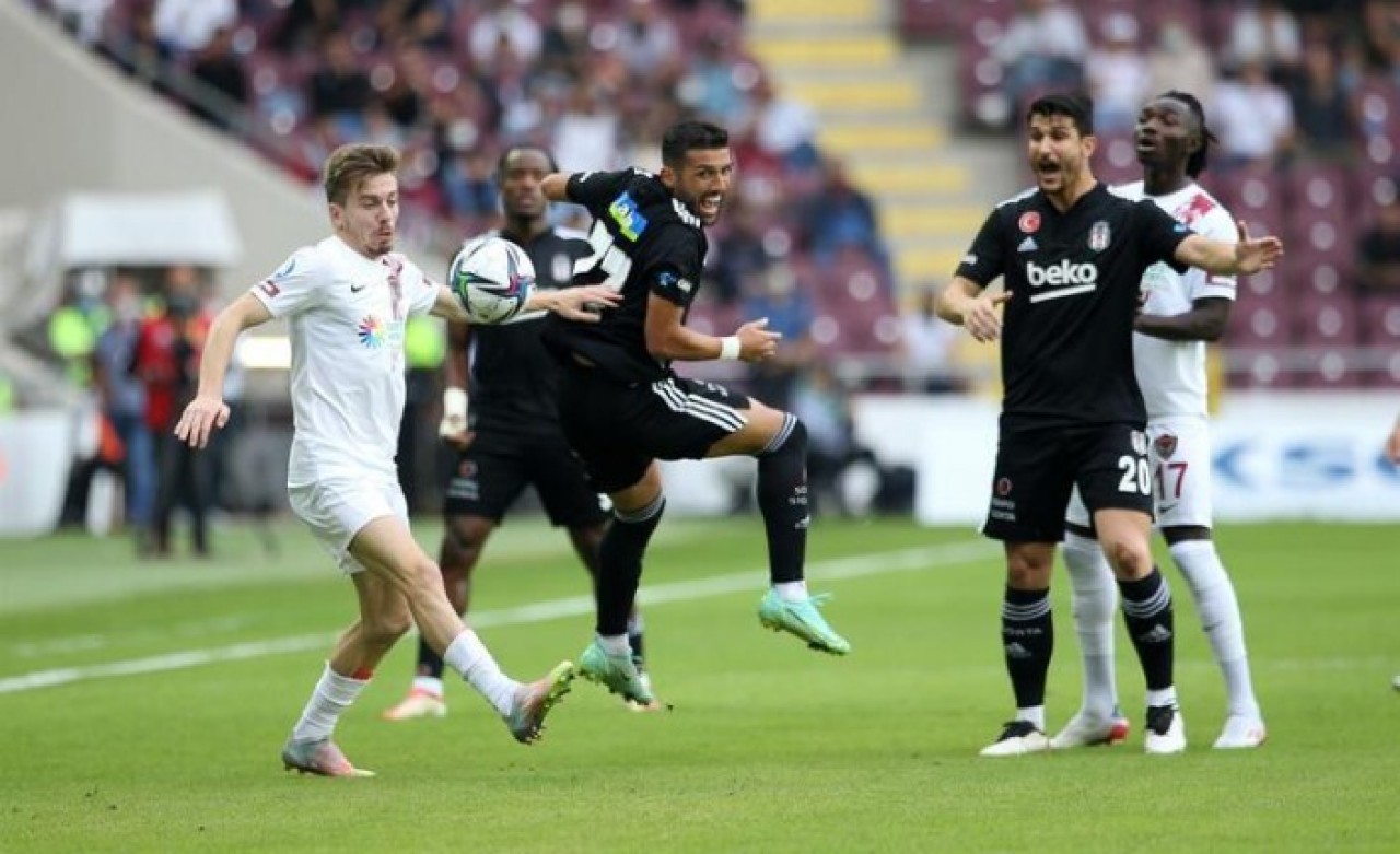 Beşiktaş,  Hatay'dan çıkamadı: Hakem Cüneyt Çakır'dan çok tartışılan karar