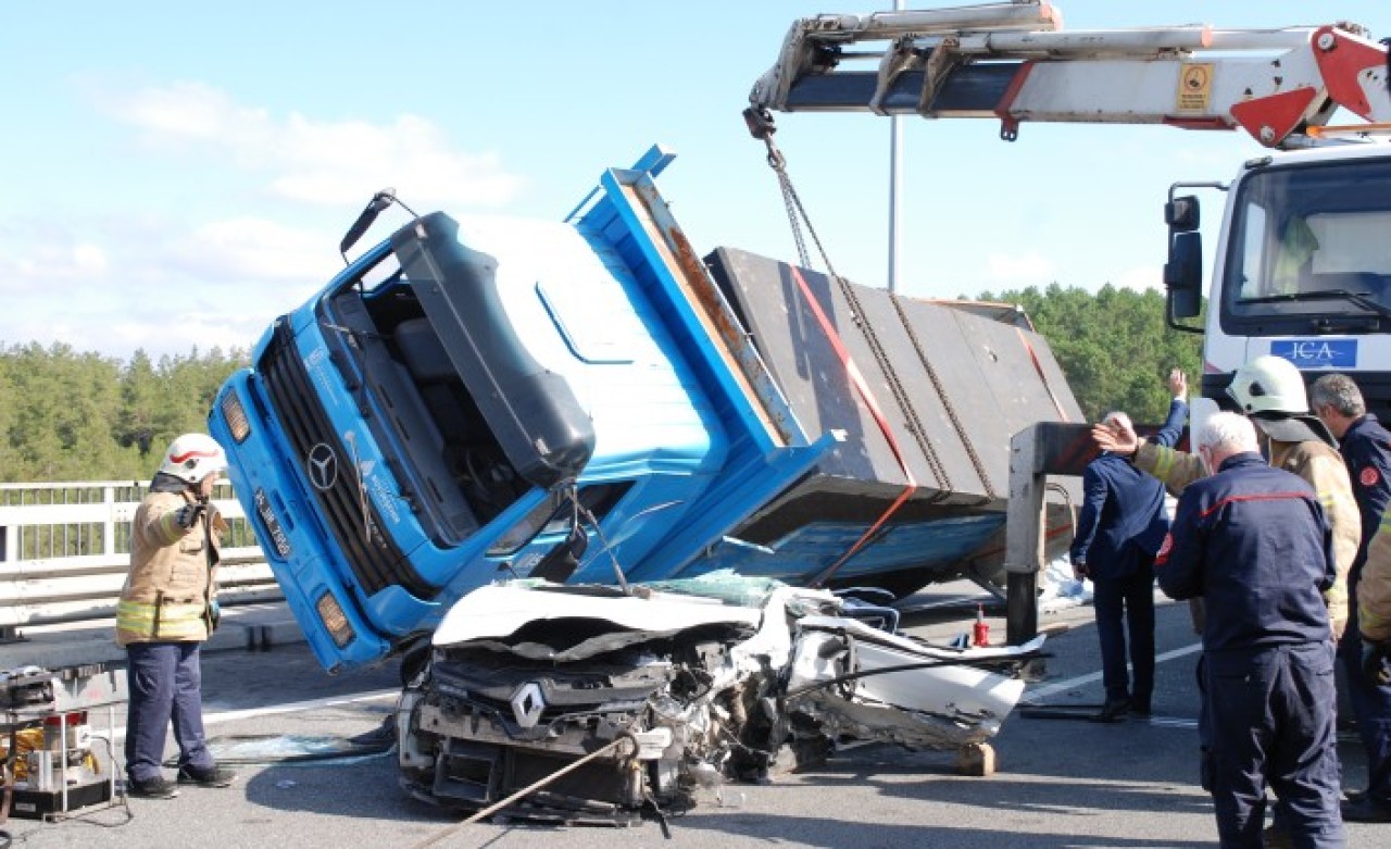 Beykoz'da kamyon otomobilin üzerine devrildi: Ozman Baran Öz öldü