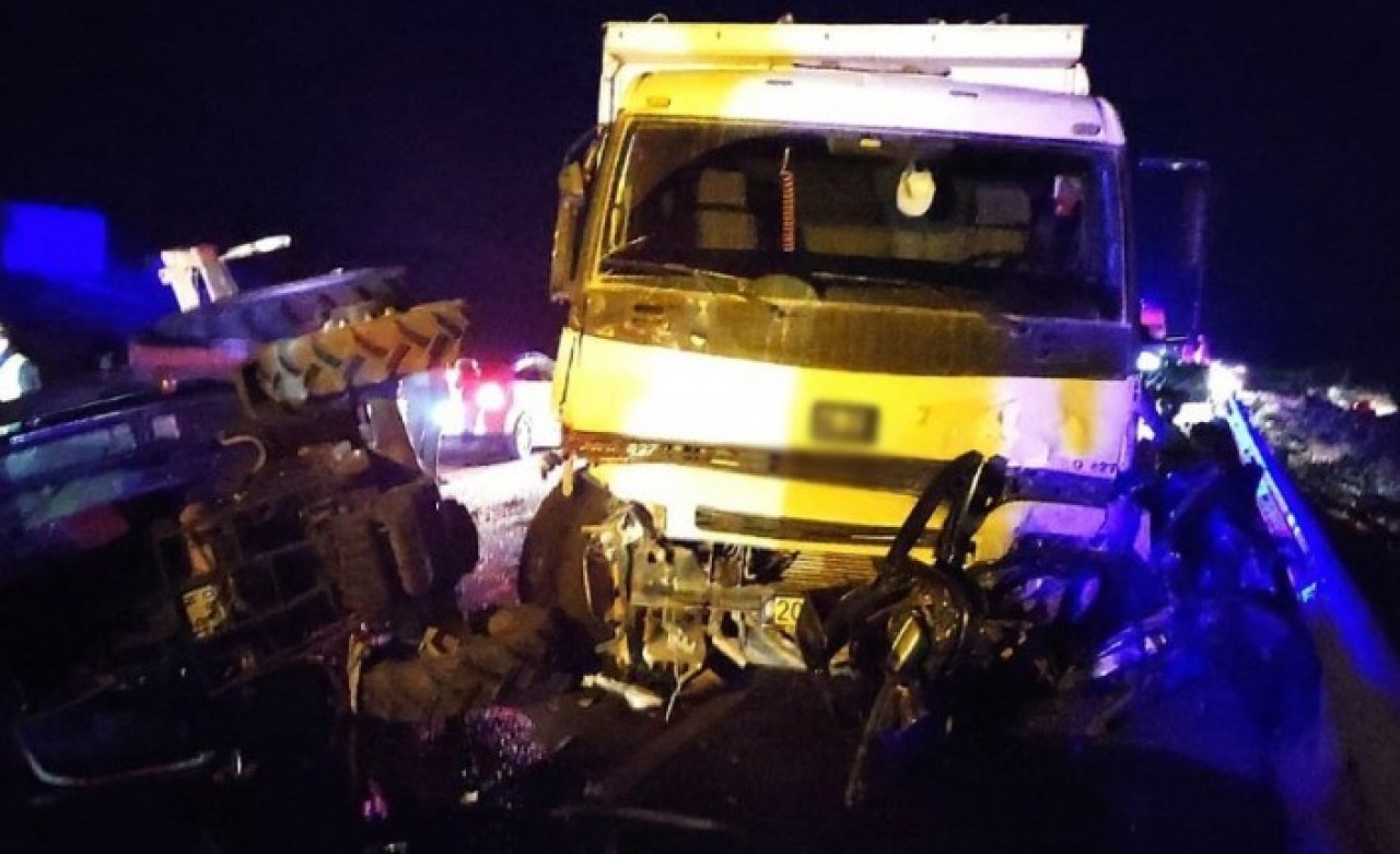 Burdur'da kamyon dehşet saçtı: Şenol Özalp,  Günaydın Cirit Baş,  Mehmet Emre Baş ,  Bayram Baş,  Yağmur Baş öldü,  1 de yaralı var