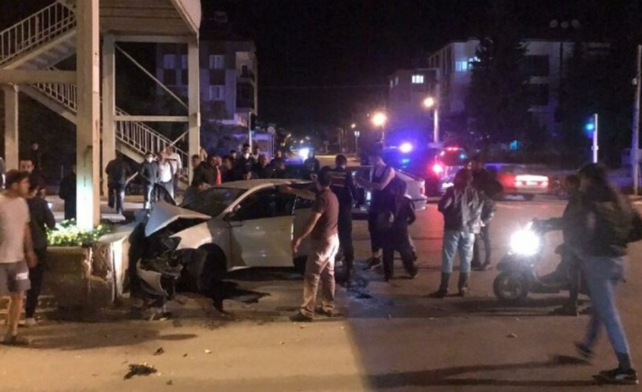 Burdur'da kaza: Dudu Topal ve 1.5 yaşındaki Belinay Alakaş öldü,  4 kişi yaralandı