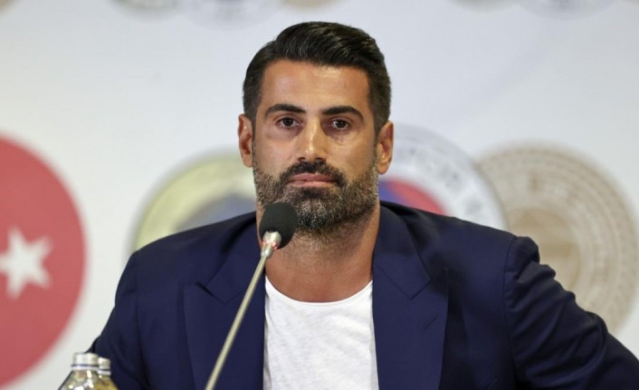 Fenerbahçeliler Volkan'ı sildi: Beraber poz verdiği kişiyi gören taraftarlar çıldırdı!