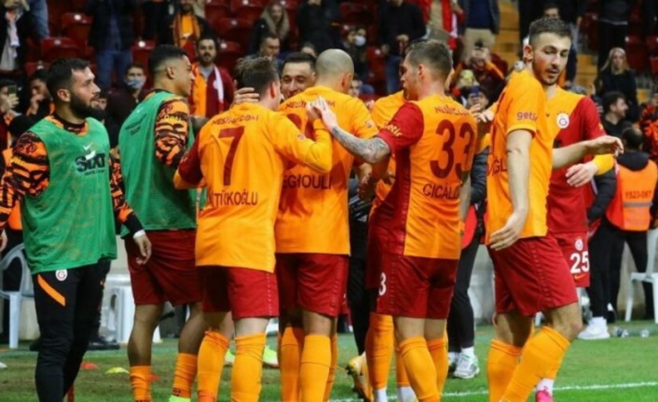 Galatasaray,  Gaziantep'i yendi: Fenerbahçe'yi geçti,  Beşiktaş'ı yakaladı!