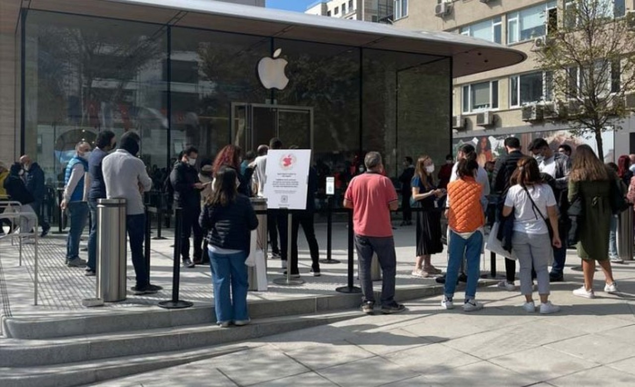Kadıköy'de 20 bin liralık iPhone çılgınlığı devam ediyor