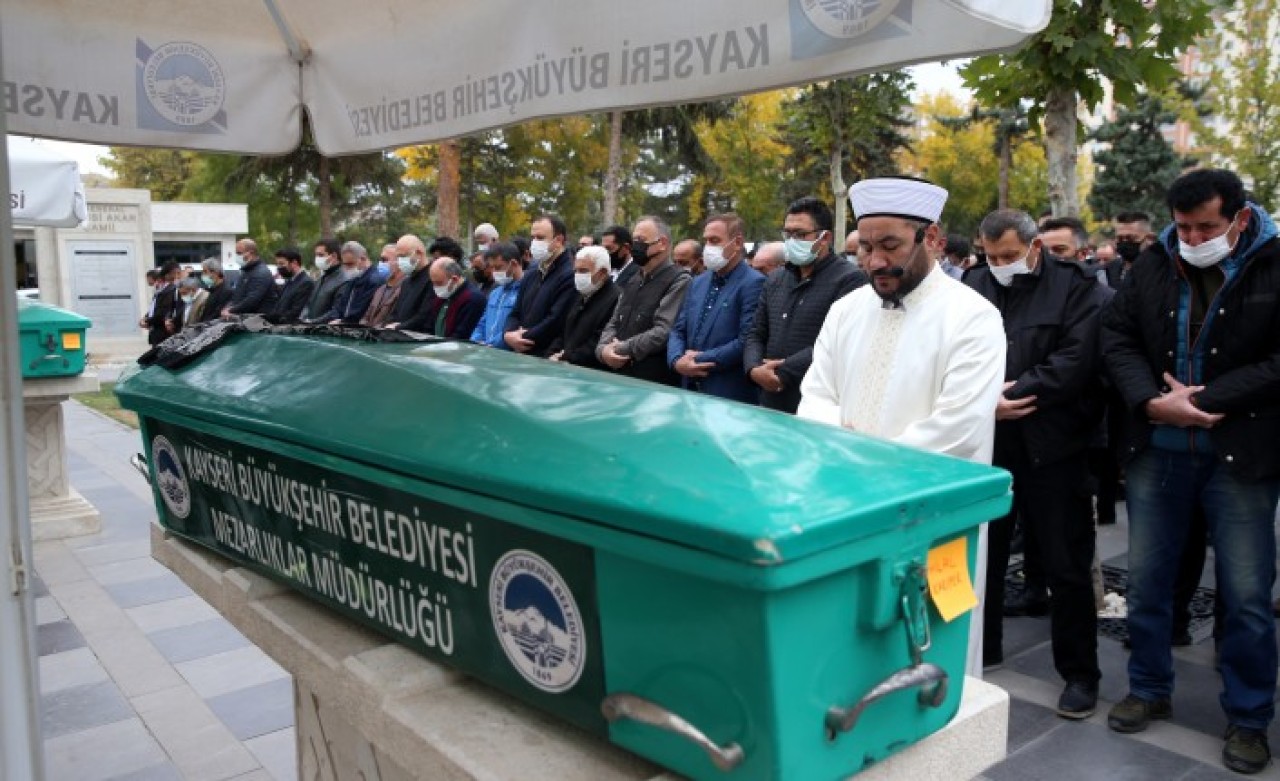 Kayseri'de yamaç paraşütüyle inerken ağaca çarptı: Hilal Kariper öldü