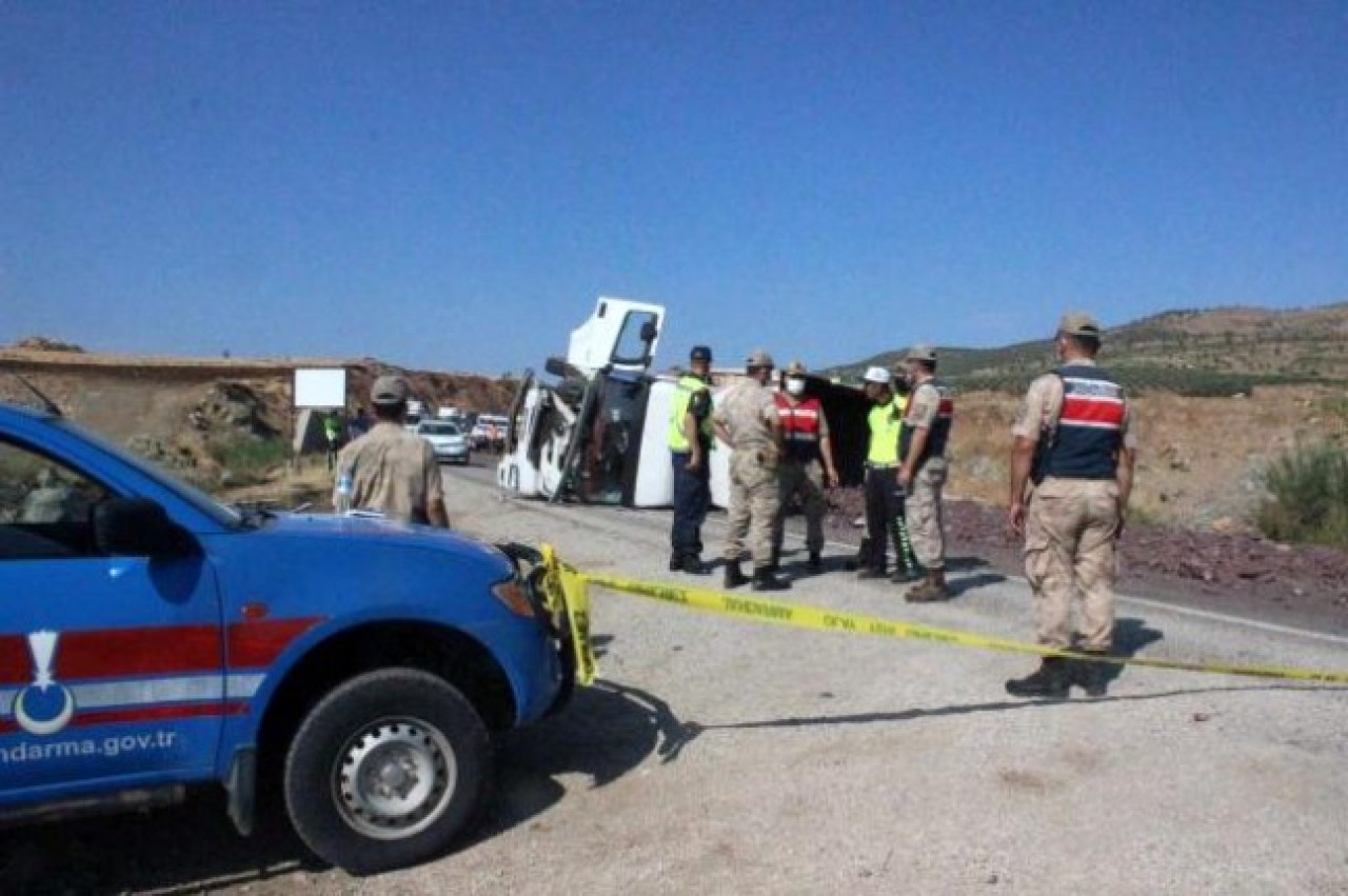Kilis'te korkunç kaza: TIR ile otomobil çarpıştı,   4 kişi öldü,  2 yaralı