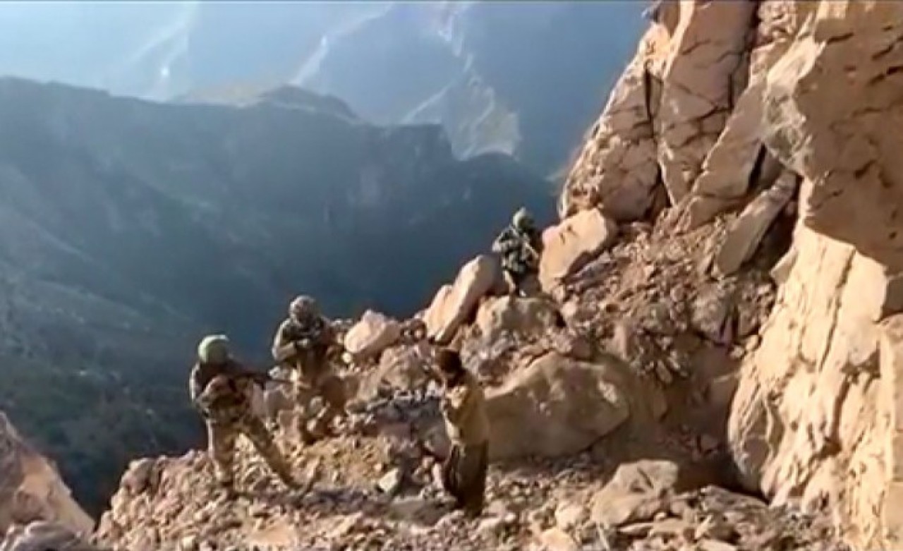 Mehmetçik'ten 1917 rakımlı Avaşin'de nefes kesen operasyon: Neye uğradıklarını şaşırdılar!