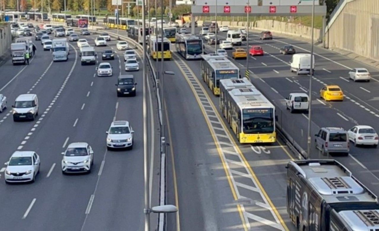 Metrobüs arızası nedeniyle Edirnekapı durağında araç kuyruğu oluştu