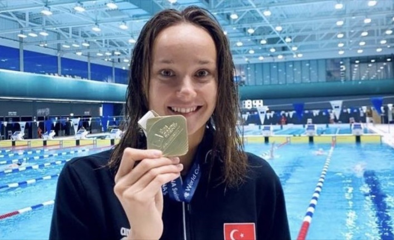 Milli yüzücü Viktoria Zeynep Güneş'ten altın madalya