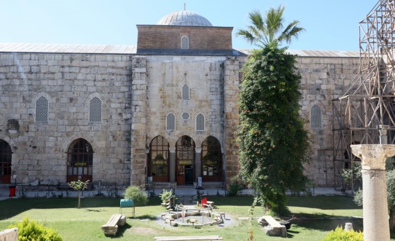 Şehit babası imam'dan camiye gelen turistlere 15 dilde Kur'an-ı Kerim