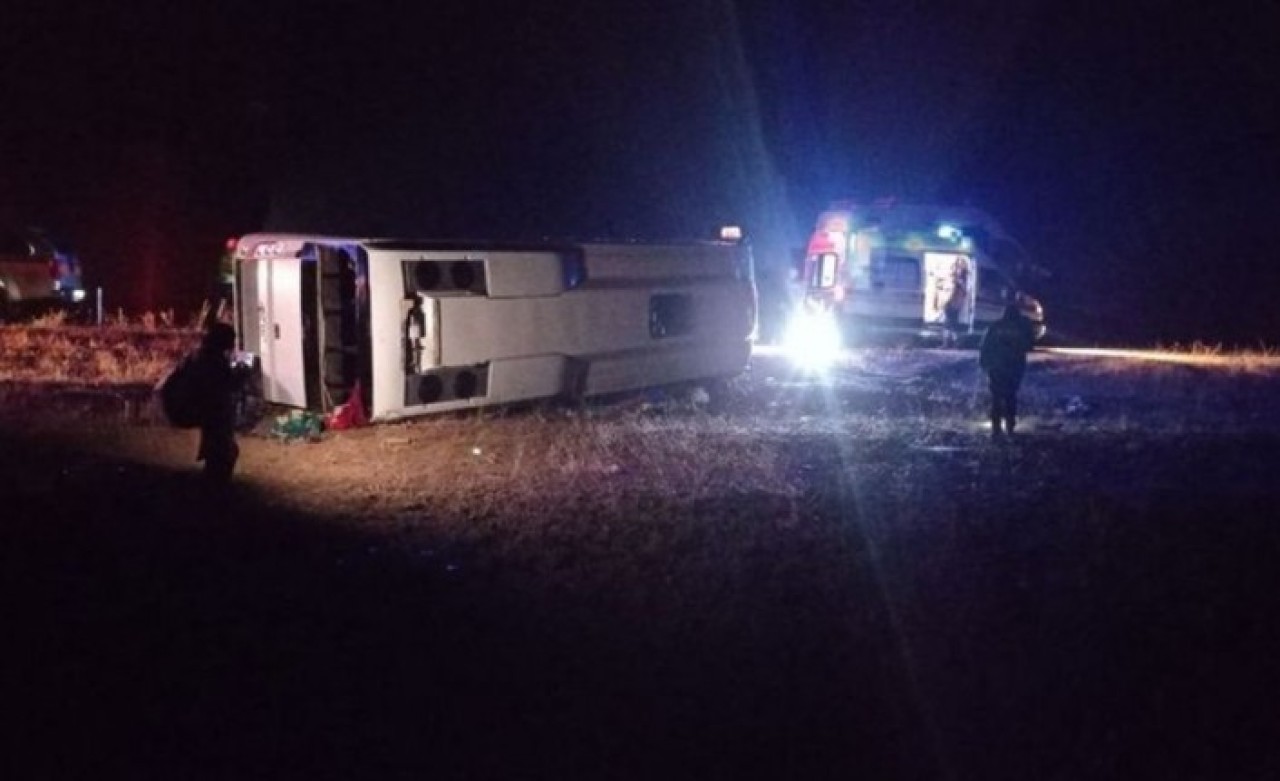 Sivas'ta tur otobüsü devrildi: Doktor Hasan Hüseyin Saltık öldü,  24 kişi yaralandı