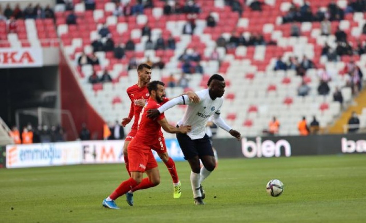 Sivasspor-Adana Demirspor: 2 gol,  2 kırmızı kart,  VAR'dan 90+6'da penaltı