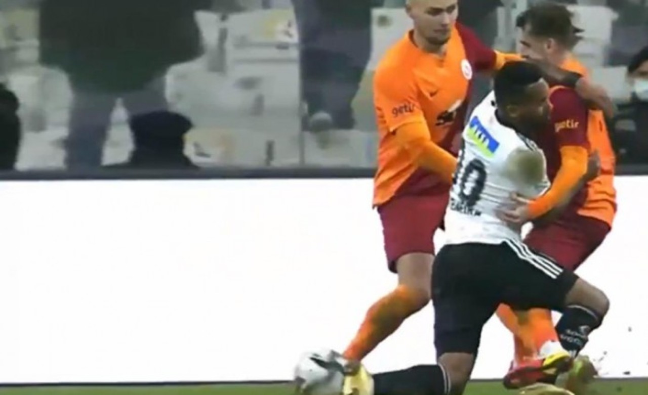 Teixeira-Kerem Aktürkoğlu pozisyonu sonrası Galatasaray taraftarı çıldırdı! Fırat Aydınus'a tepkiler dinmiyor