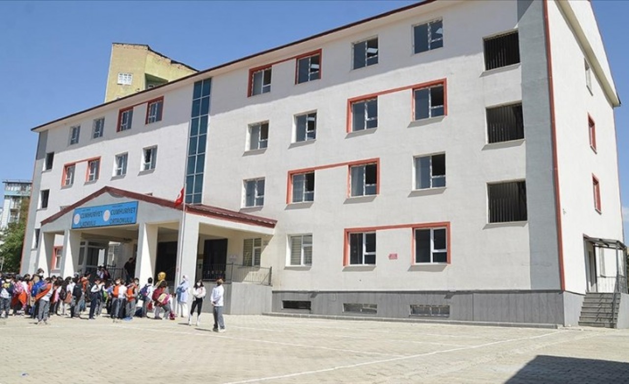 Terör örgütü yandaşlarınca yakılan dersliklerin yerine daha fazlası yapıldı