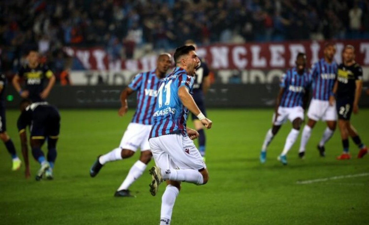 Trabzonspor,  Fenerbahçe'yi vurdu,  ligin zirvesine kuruldu: 4 gol,  1 kırmızı,  1 penaltı!