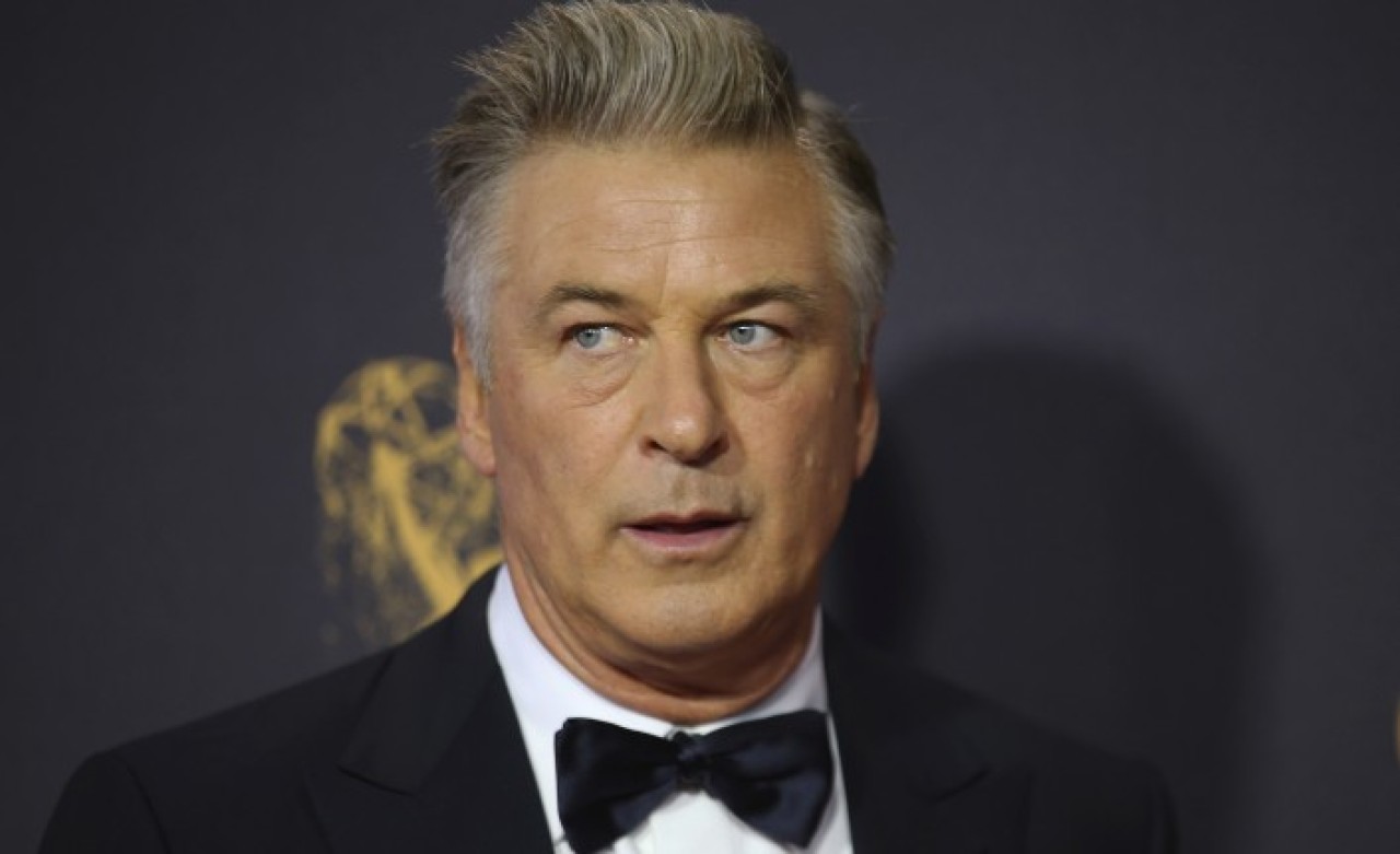Ünlü oyuncu Alec Baldwin,  film çekiminde görüntü yönetmenini öldürdü!