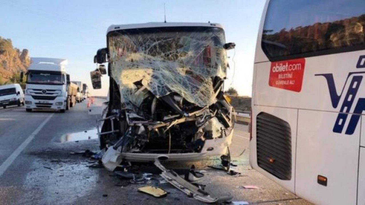 Afyonkarahisar'da otobüs TIR'lara çarptı: Selma Tekol öldü,  35 yaralı var