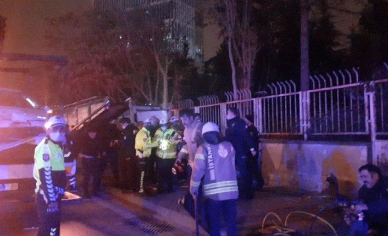 Ataşehir'de otomobil durağa girdi: Fikret Ağırman öldü,  kardeşi Mehmet Selim Ağırman yaralandı