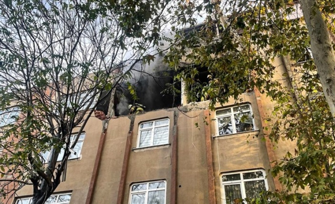 Bağcılar'da patlama: Evin ön cephesi yok oldu!