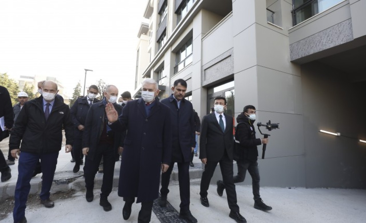 Bakan Kurum ve Yıldırım İzmir'de depremzedeler için yapılan konutları inceledi