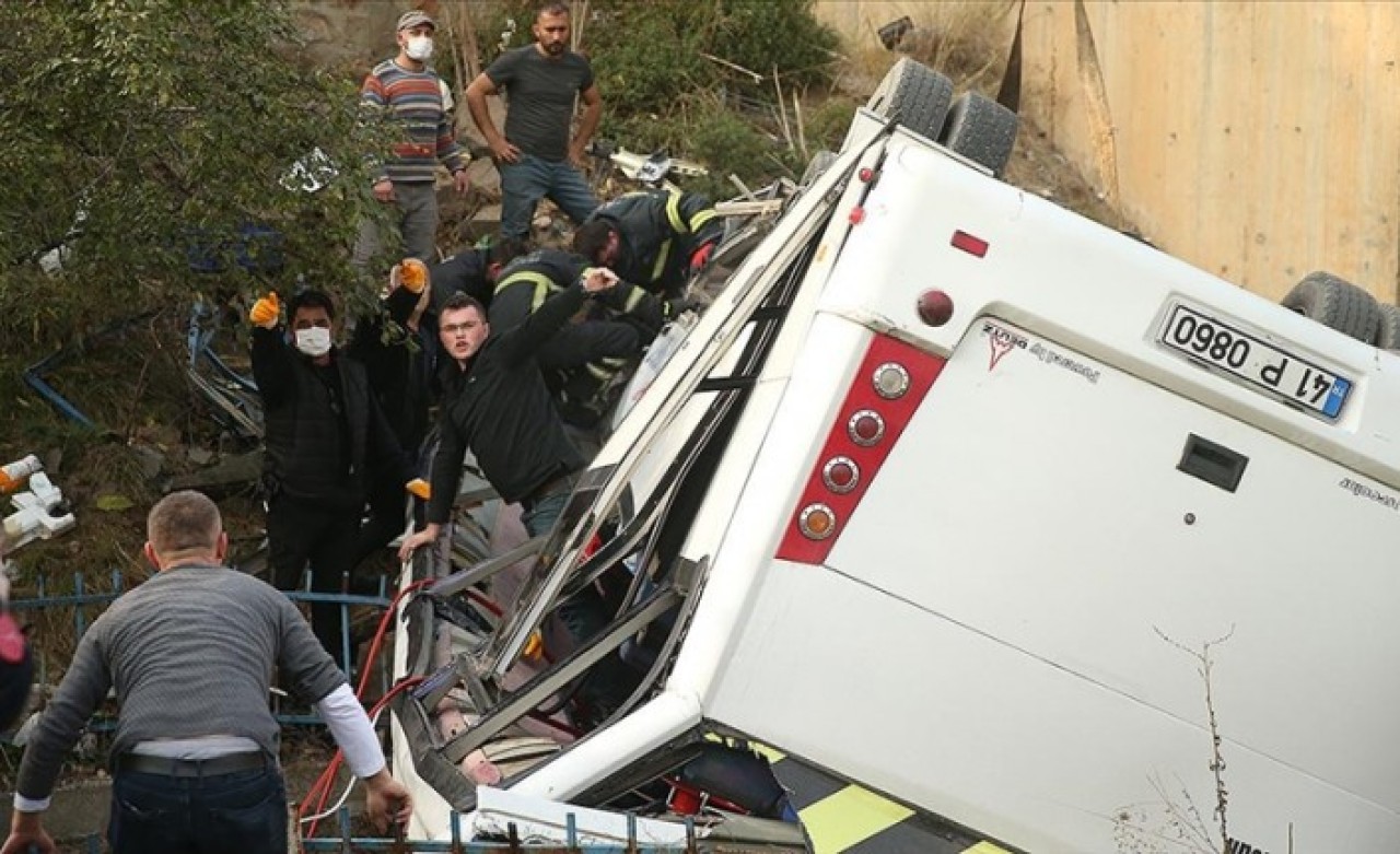 Çayırova'da Emlakkent Anadolu Lisesi servisi devrildi: 2 kişi öldü,  20 kişi yaralandı