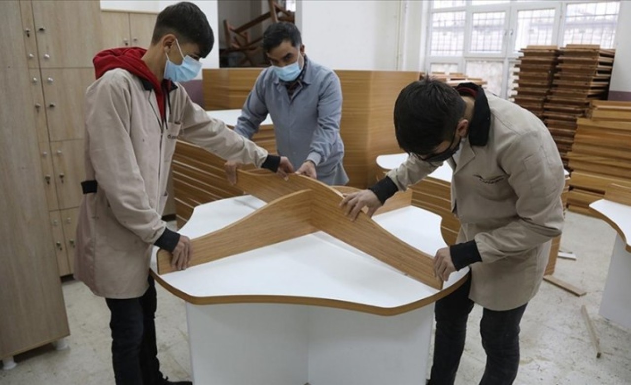 Doğu'da meslek lisesi öğrencileri üretiyor,  okullar bir bir kütüphaneye kavuşuyor