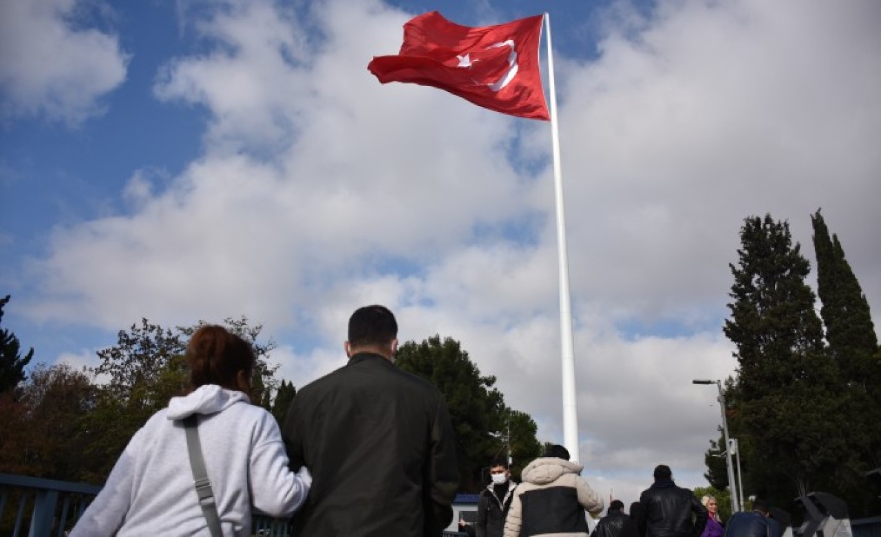 En büyük Türk bayrakları gönderde: Tam 1453 metrekare