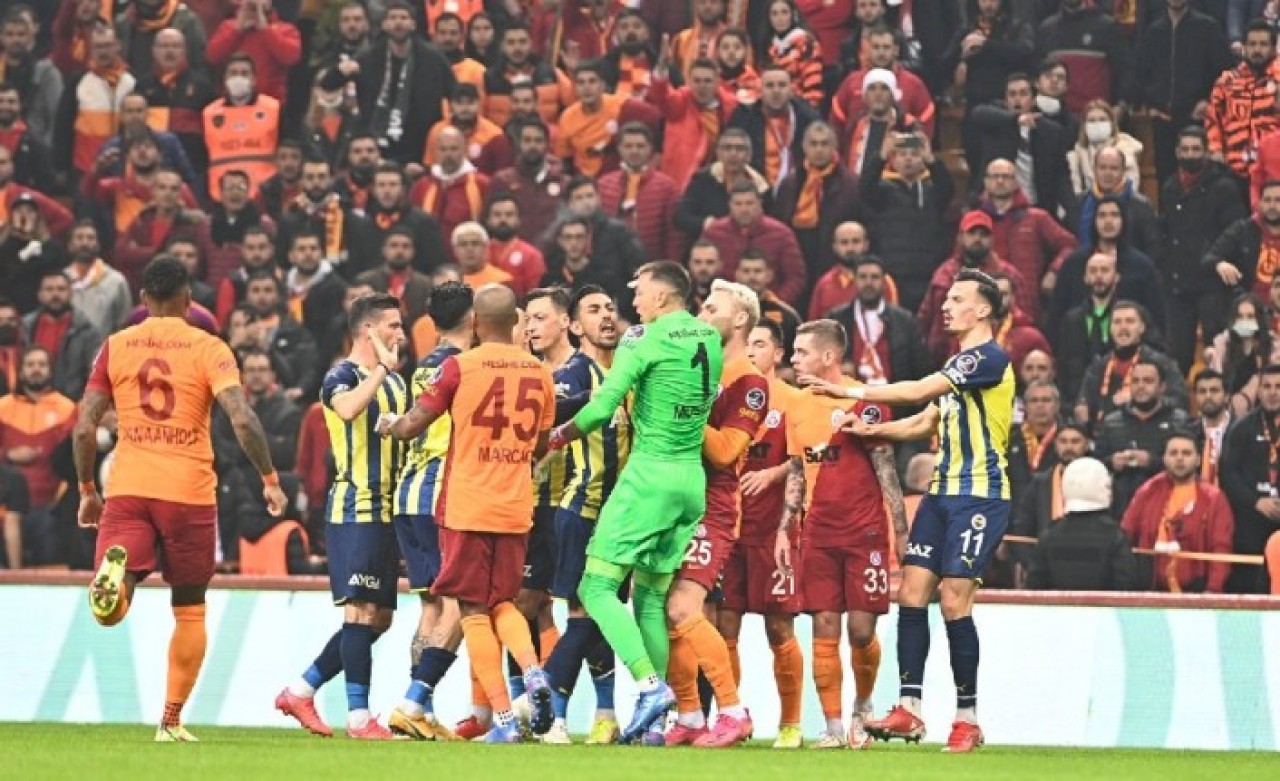 Galatasaray-Fenerbahçe derbisinde gerginlik: Sezonun rekoru kırıldı!