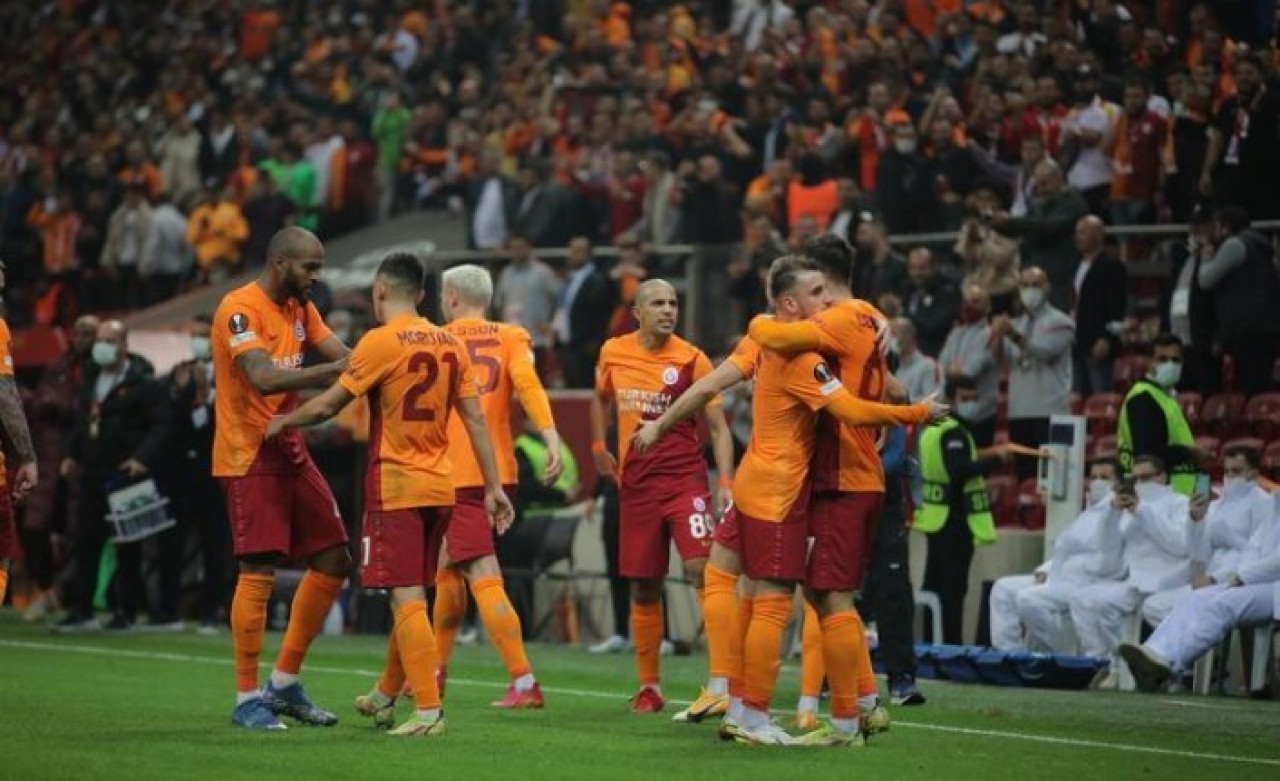Galatasaray,  Lokomotiv Moskova karşısında tarihi gecede direkten döndü!