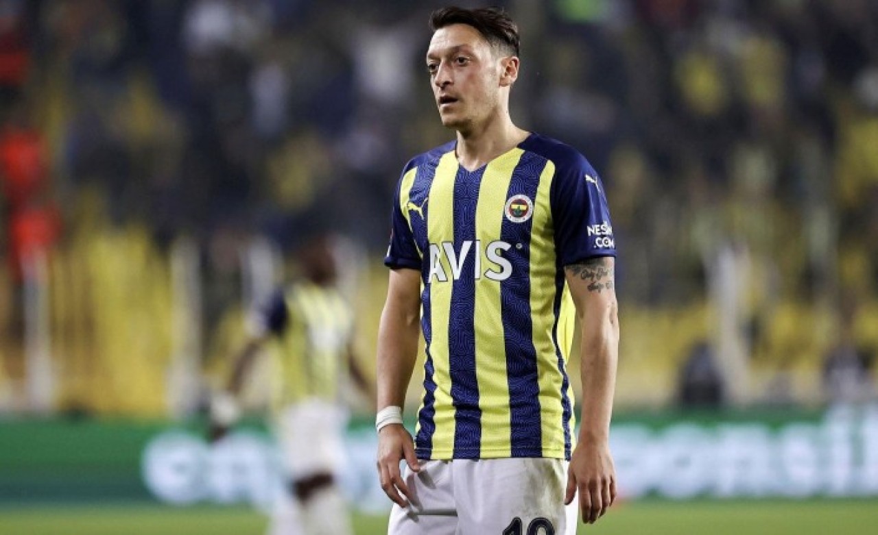 Galatasaraylı futbolcudan derbi öncesi bomba itiraf: Mesut Özil'den nefret ediyorum