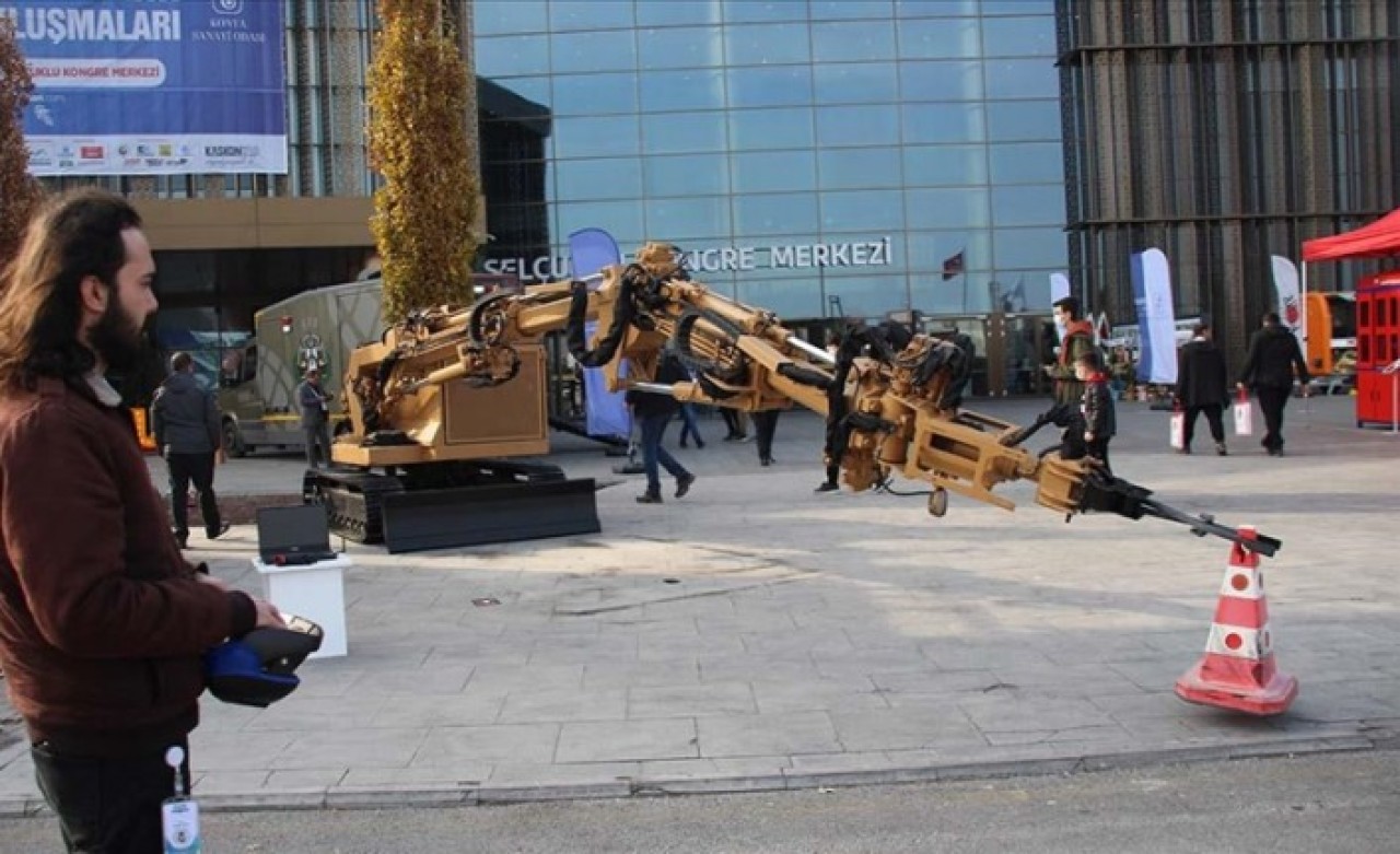 Robotik kol bombayı el hassasiyetiyle imha ediyor