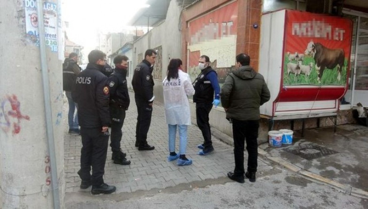 İzmir'de sırtından bıçaklanan polis,  saldırganı tabancayla vurdu